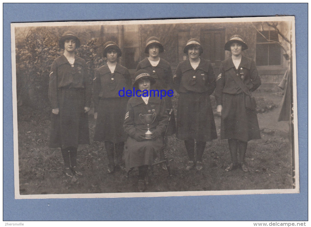 CPA Photo - NEWCASTLE -  Girls Of GLB With A Cup - " Girls Life Brigade " - Scoutisme Scout - 1921 - - Autres & Non Classés