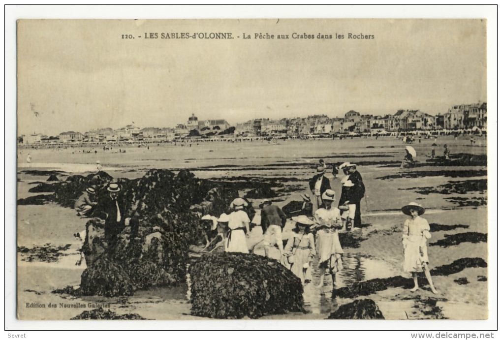 LES SABLES D´OLONNE. - La Pêche Aux Crabes Dans Les Rochers - Gruppi Di Bambini & Famiglie