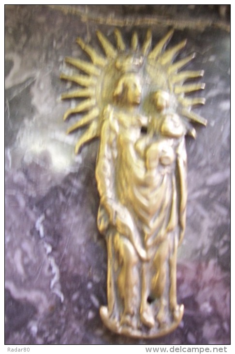 Baiser De Paix En Bronze.Représentant La Sainte-vierge Et L´enfant Jésus,sur Un Soleil Rayonnant.15,3 Cm X 6 Cm. - Autres & Non Classés