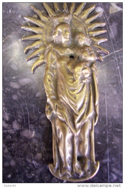 Baiser De Paix En Bronze.Représentant La Sainte-vierge Et L´enfant Jésus,sur Un Soleil Rayonnant.15,3 Cm X 6 Cm. - Autres & Non Classés