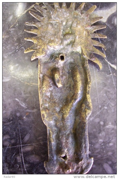 Baiser De Paix En Bronze.Représentant La Sainte-vierge Et L´enfant Jésus,sur Un Soleil Rayonnant.15,3 Cm X 6 Cm. - Autres & Non Classés