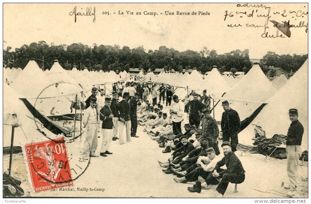 CPA MILITARIA  CAMP DE MAILLY UNE REVUE DE PIEDS 1911 - Autres & Non Classés