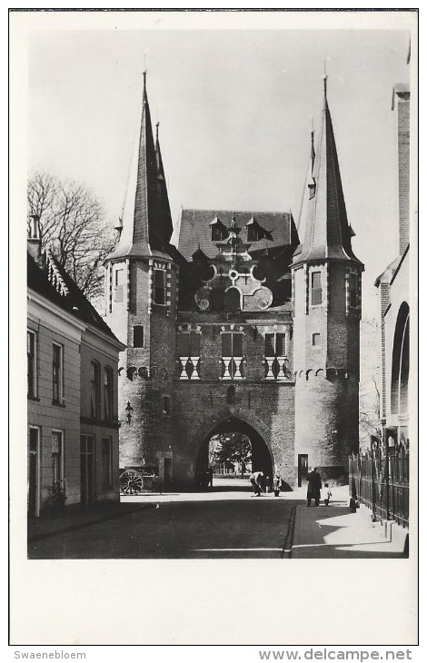 NL.- Ansichtkaart - Kampen. Broederpoort. Met Straatvegerskar. - Kampen