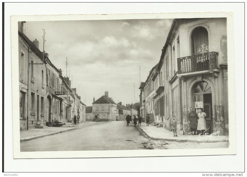 CHEROY - Rue De La République - Cheroy