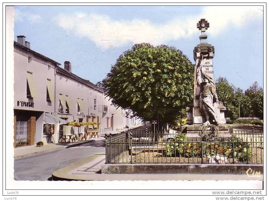 VIVONNE - La Place Du Champ De Foire, Le Monument Aux Morts Et L´Hôtel De La BOule D´Or - N°  Ec  10 16 - Vivonne