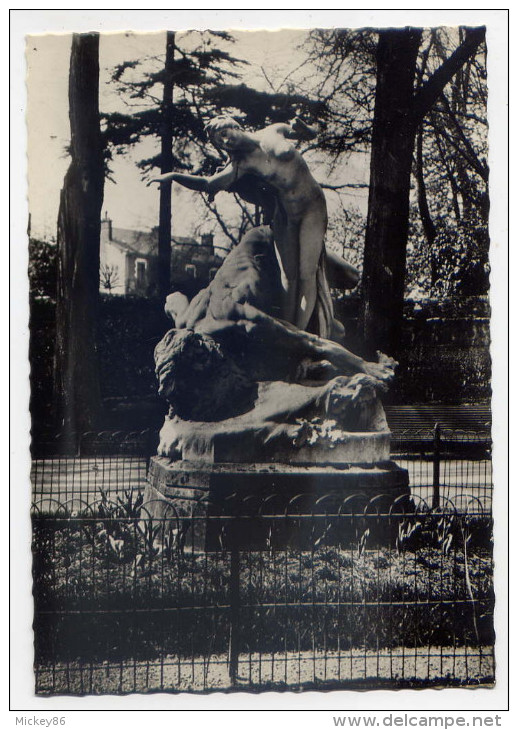 LIMOGES--Sculpture "Le Chêne Et Le Roseau" Place D'Orsay .cpsm Glacée Pas Très Courante.........à Saisir - Limoges