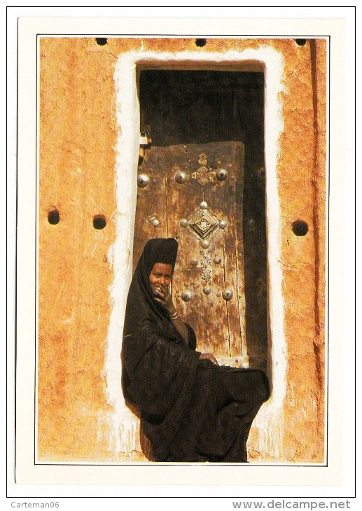 Mauritanie - Oualata - Mauritanienne Assise Sur Le Pas De Sa Porte - Mauretanien