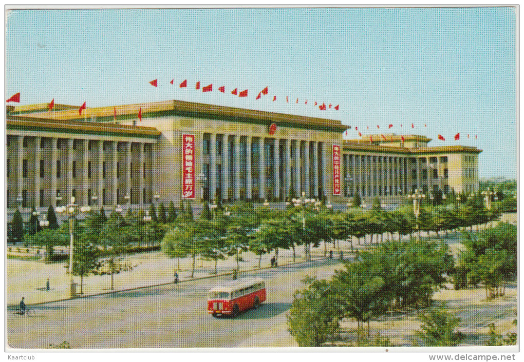 Peking: Chinese AUTOBUS/COACH, BICYCLISTS - Streetscene - The Great Hall Of The People - China/Chine - Toerisme