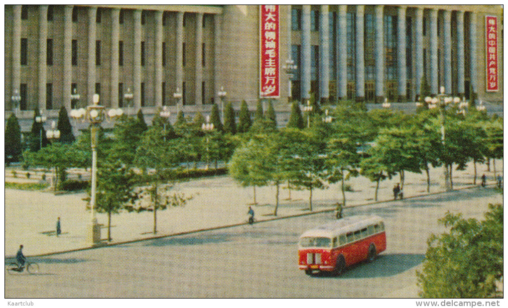 Peking: Chinese AUTOBUS/COACH, BICYCLISTS - Streetscene - The Great Hall Of The People - China/Chine - Toerisme