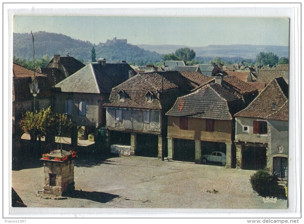 Ref 193 - BRETENOUX-en-QUERCY - Place Des Couverts - à L'arrière Plan Château De CASTELNAU (CPSM Grand Format) - Bretenoux