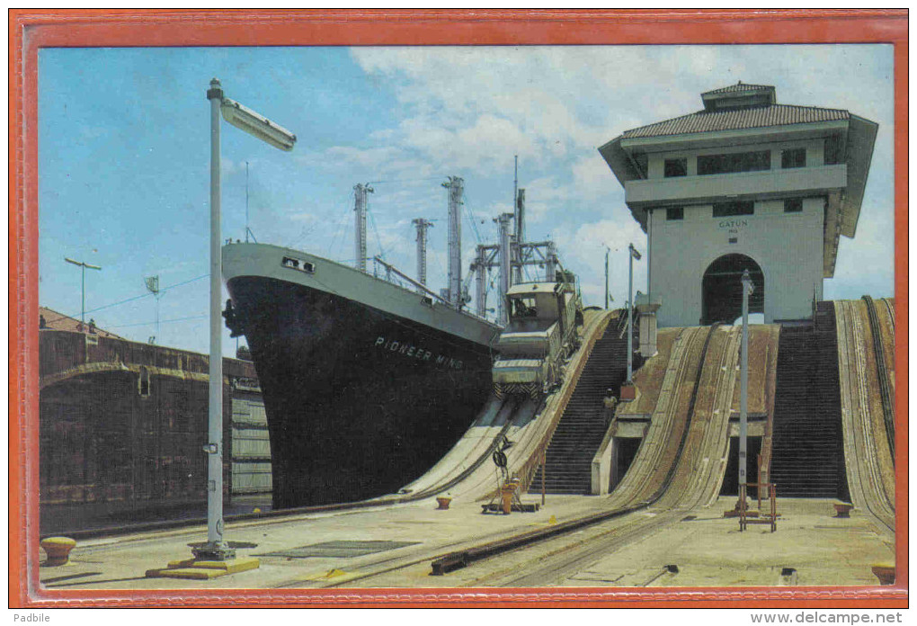 Carte Postale Panama  Le Canal Gatun  Déchargement Du Cargo  Pioneer Ming Trés Beau Plan - Panama