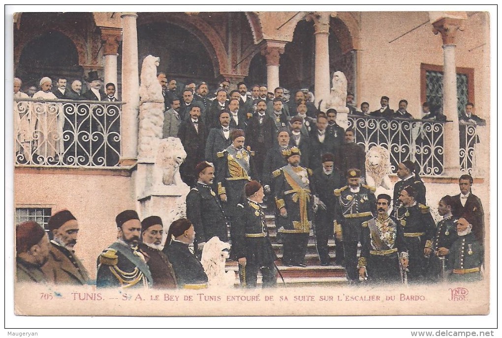 TUNIS - S.A. Le BEY De Tunis Entouré De Sa Suite Sur L'escalier Du Bardo - Tunisie