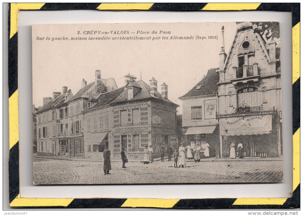 CREPY-EN-VALOIS. - . PLACE DU PAON - SUR LA GAUCHE MAISON INCENDIEE ACCIDENTELLEMENT PAR LES ALLEMANDS - Crepy En Valois