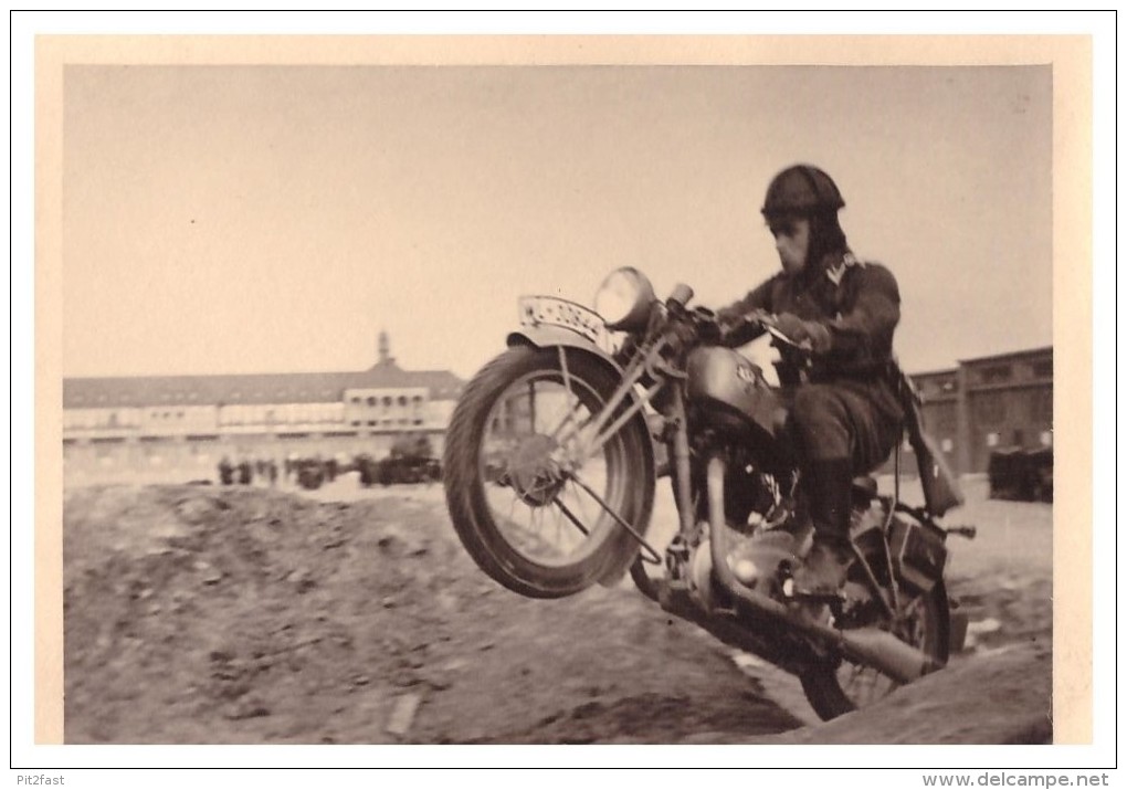 Wehrmacht - Foto , Uffz. Treuth Mit Motorrad In Makalle / Afrika , II. Weltkrieg , Deutsches Reich , BMW , NSU , Moto !! - Voertuigen