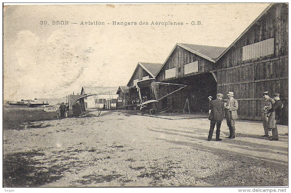 BRON    HANGARS DES AEROPLANES - Bron