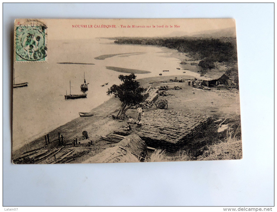 Carte Postale Ancienne : Nouvelle Caledonie : Tas De Minerais Sur Le Bord De La Mer , Animé , Timbre 1912, TRES RARE - Neukaledonien