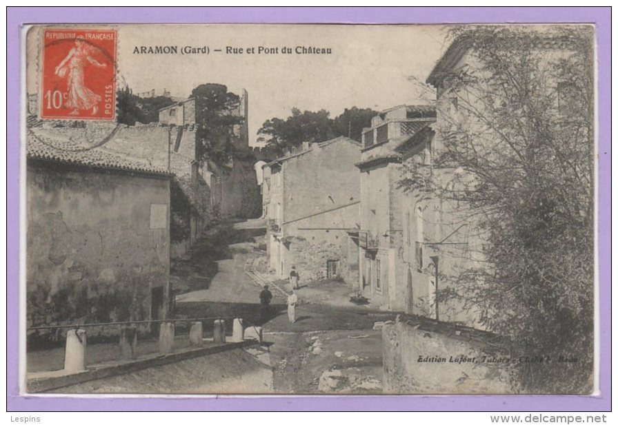 30 - ARAMON -- Rue Et Pont Du Chateau - Aramon