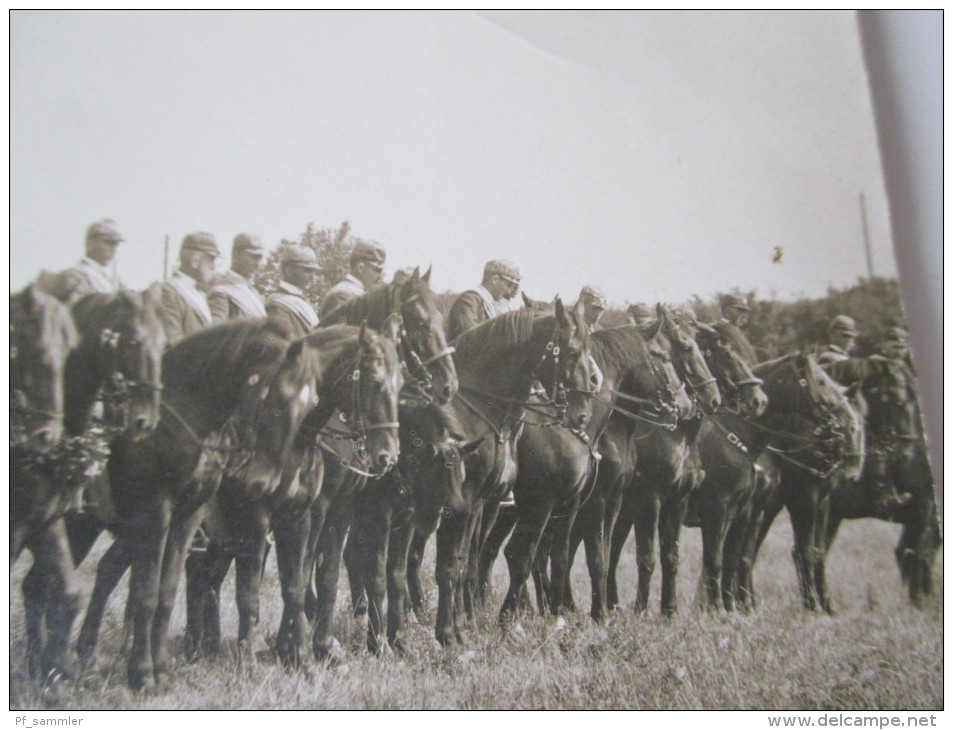 AK / Fotokarte 1. Weltkrieg Soldaten In Uniform Hoch Zu Pferde / Einheit / Reiterstaffel - Manoeuvres