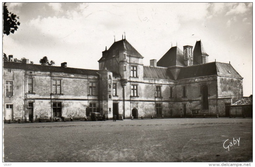 - 79 - COULONGES-SUR-L'AUTIZE (Deux-Sèvres) - L'Hôtel De Ville  - Format Cpa, Très Bon état - - Coulonges-sur-l'Autize