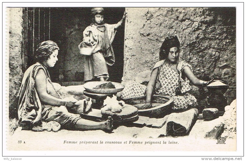 "Femme Préparant Le Couscous Et Femme Peignant La Laine" - Sahara Occidentale