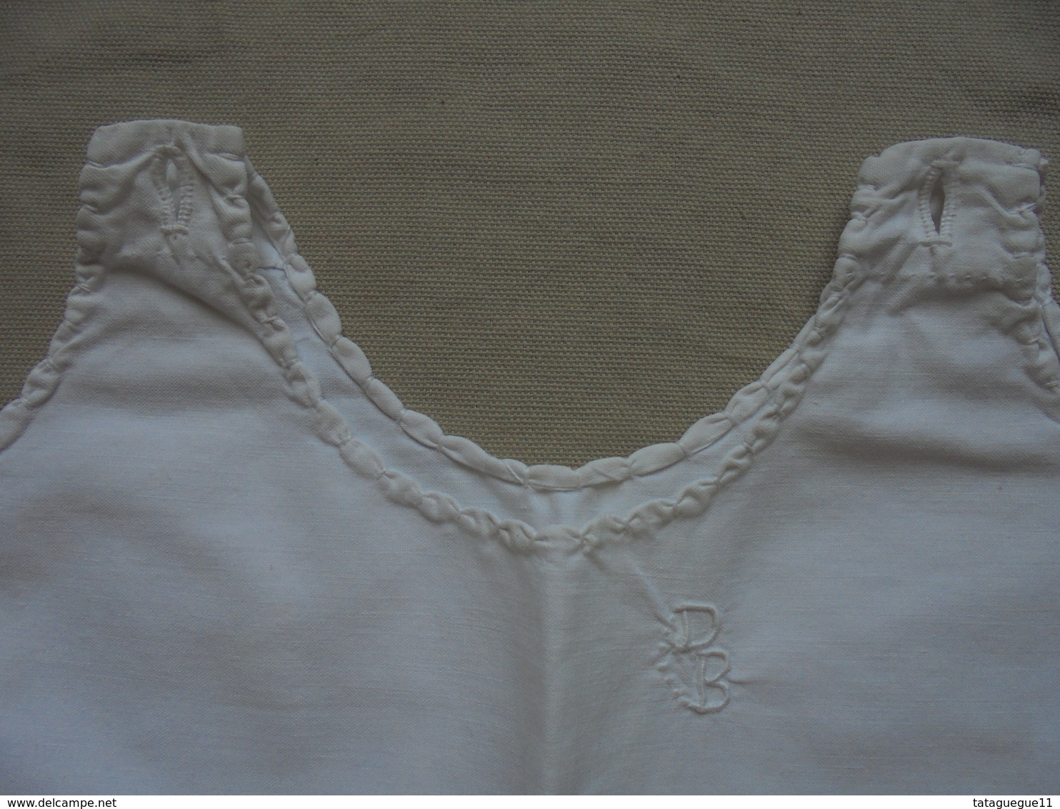 Ancien - Chemise sans manche pour bébé ou poupon Monogramme DB coton blanc