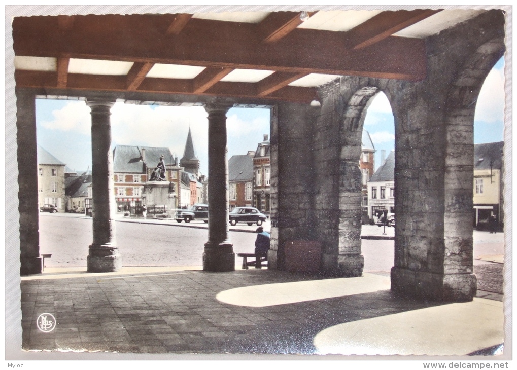 Philippeville. La Grand'Place Vue Des Arcades De L'Hôtel De Ville. - Philippeville