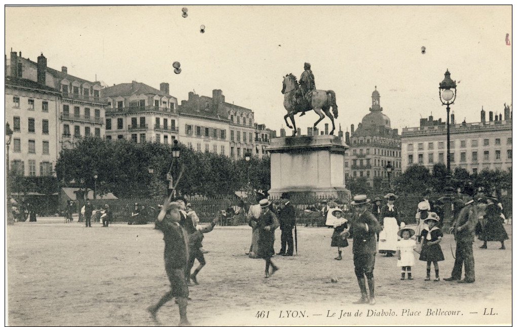 LYON -- LE  JEU  DE  DIABOLO.  PLACE  BELLECOUR - Lyon 2