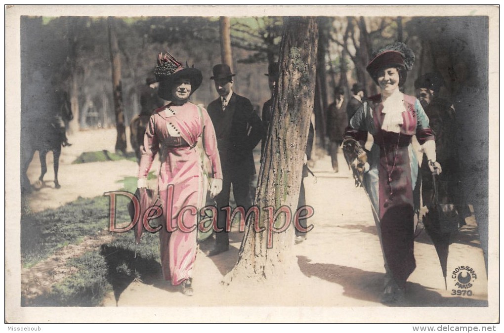 Les élégantes En Promenade Dans Le Parc 1917 - Ombrelle Et Chapeaux -The Elegant Women In Walk In The Park 1917 Parasol - Moda