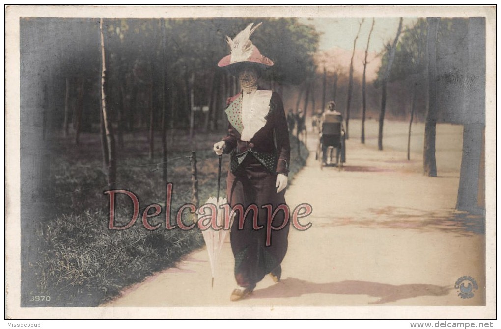 Elégante En Promenade Dans Le Parc 1917 - Ombrelle Et Chapeaux -The Elegant Women In Walk In The Park 1917 Parasol - Mode