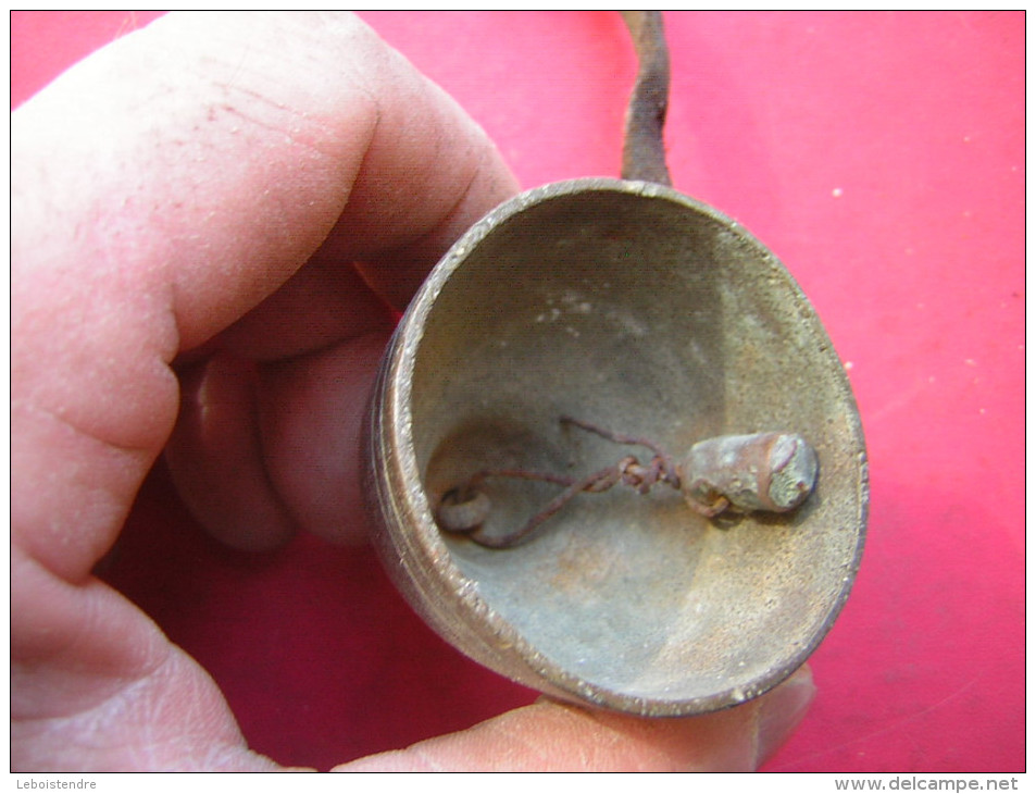 ANCIENNE PETITE CLOCHE EN BRONZE AVEC UNE PARTIE DE COLLIER EN CUIR SANS DOUTE POUR METTRE SUR UN ANIMAL - Klokken