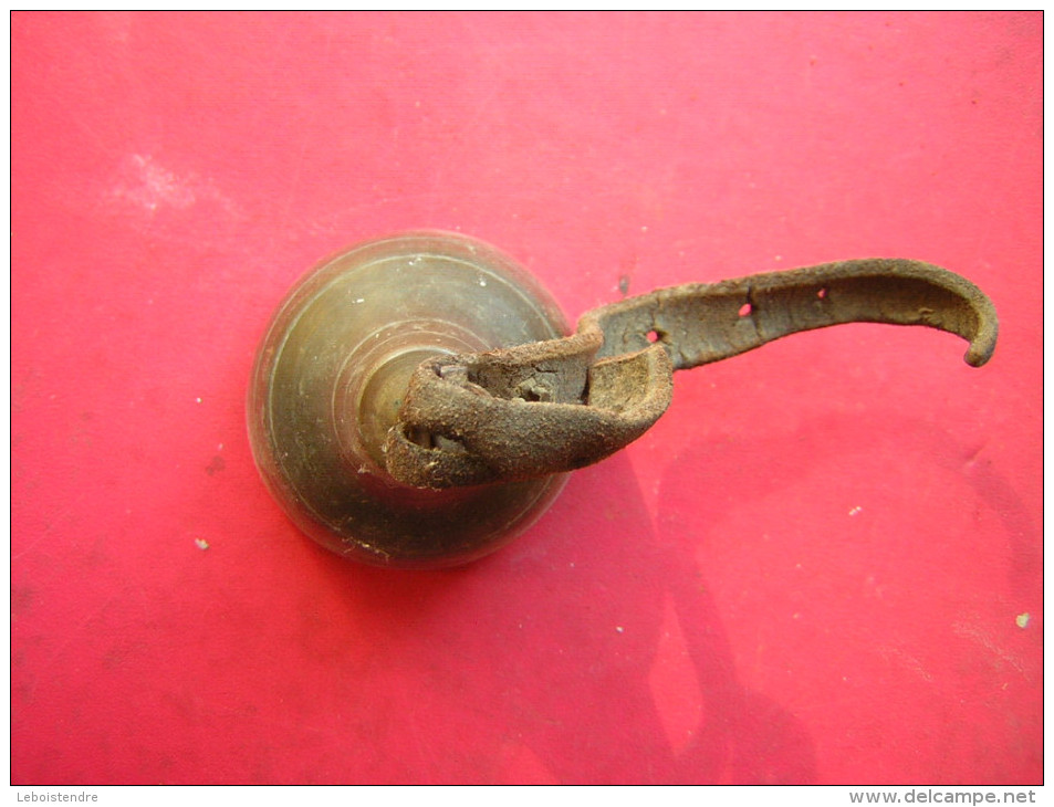 ANCIENNE PETITE CLOCHE EN BRONZE AVEC UNE PARTIE DE COLLIER EN CUIR SANS DOUTE POUR METTRE SUR UN ANIMAL - Klokken