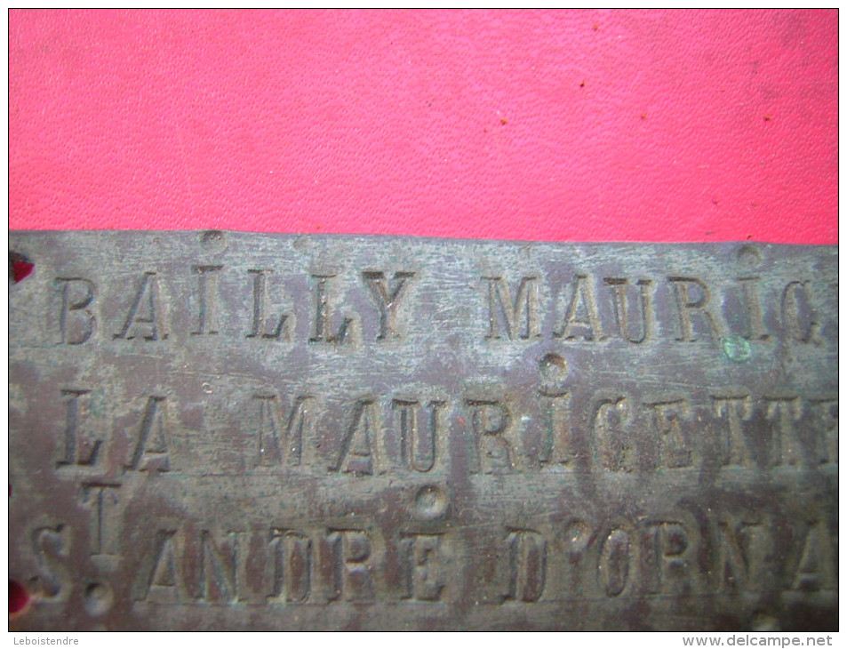 ANCIENNE PETITE PLAQUE EN CUIVRE ECRIT : BAILLY MAURICE LA MAURICETTE ST ANDRE D'ORNAY VENDEE - Cuivres