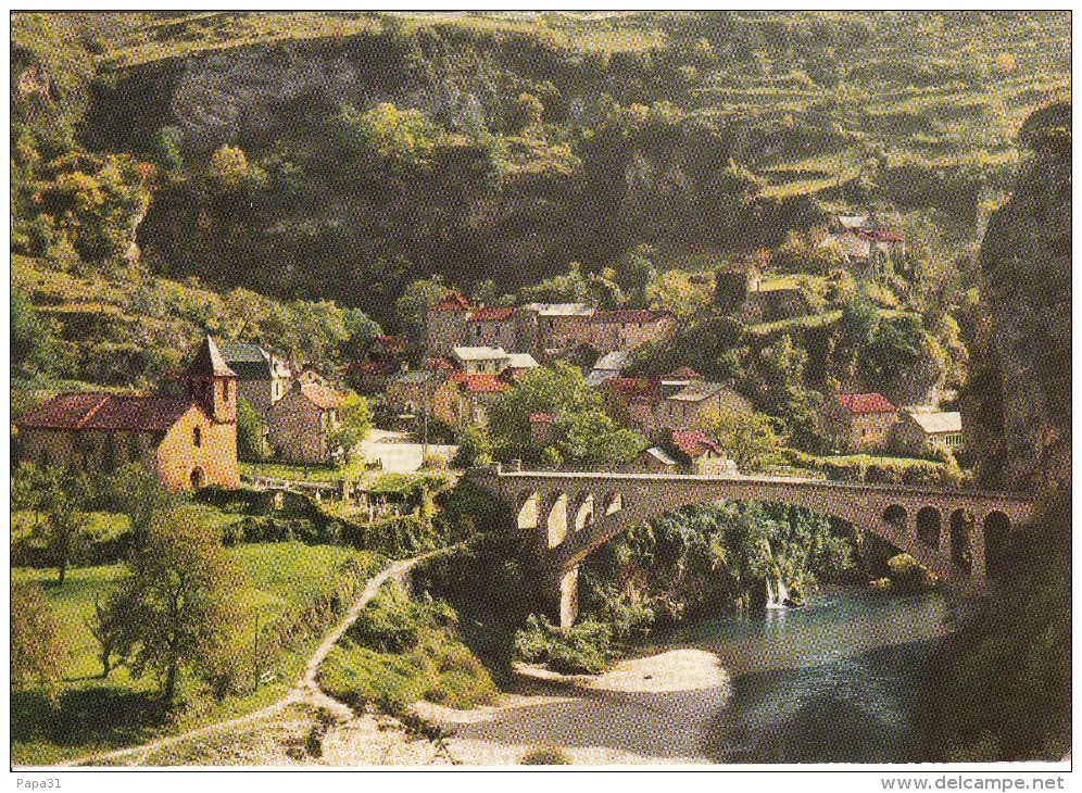 48 - SAINT CHELY Du TARN Avec  Sa Veille église - Saint Chely D'Apcher