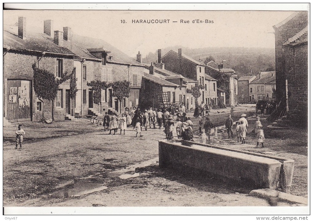 HARAUCOURT (Ardennes) Rue D'En-Bas - Centre Du Village Avec Fontaine -Suvaine-Pierson Editeur, Sedan- VOIR 2 SCANS - - Autres & Non Classés