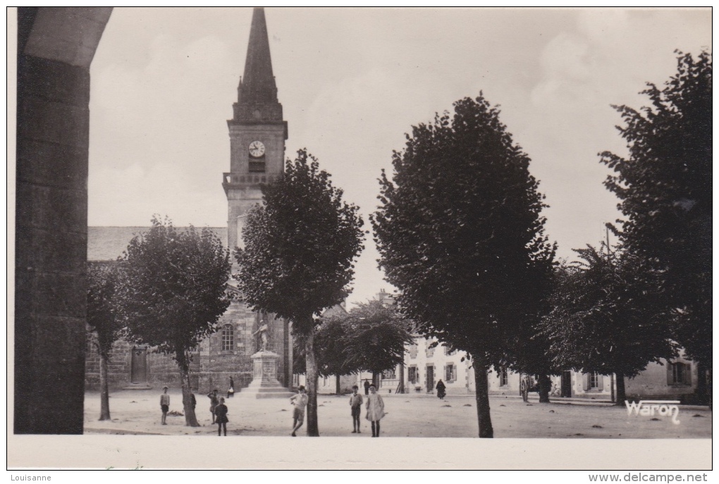 14 / 3 / 220  - CLÉGUEREC (56 )  - L'ÉGLISE  ET  LA  PLACE - CPSM - Cleguerec