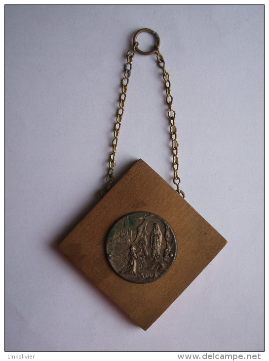 MEDAILLE Sur Bois Souvenir De ND De LOURDES Avec Chaîne - Obj. 'Souvenir De'