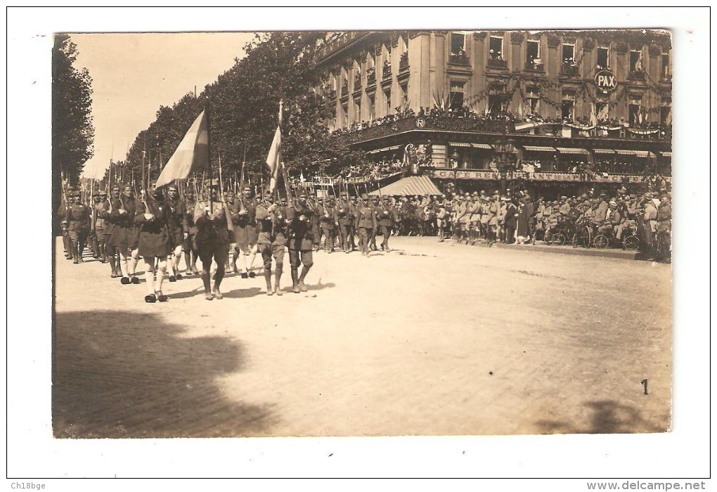 Carte Photo : Paris - Fête De La Victoire ( ? ) Militaires Défilant - - Foule - Blessés - Café Restaurant D'angle - Guerre 1914-18