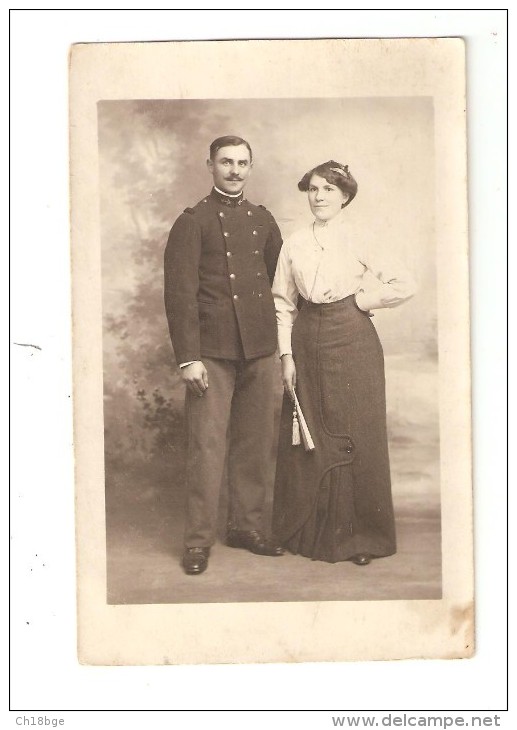 Carte Photo : Soldat En Uniforme Posant Avec Une Femme - Guerre 1914-18