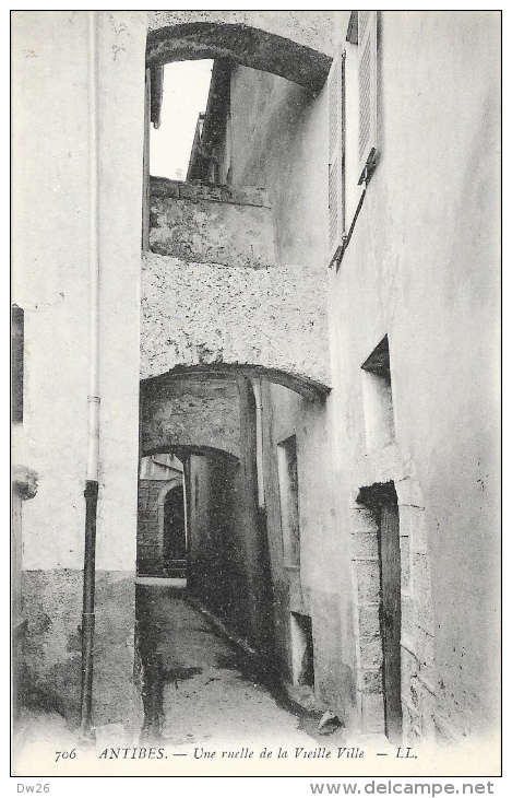 Antibes - Une Ruelle De La Vieille Ville - Carte Non Circulée - Antibes