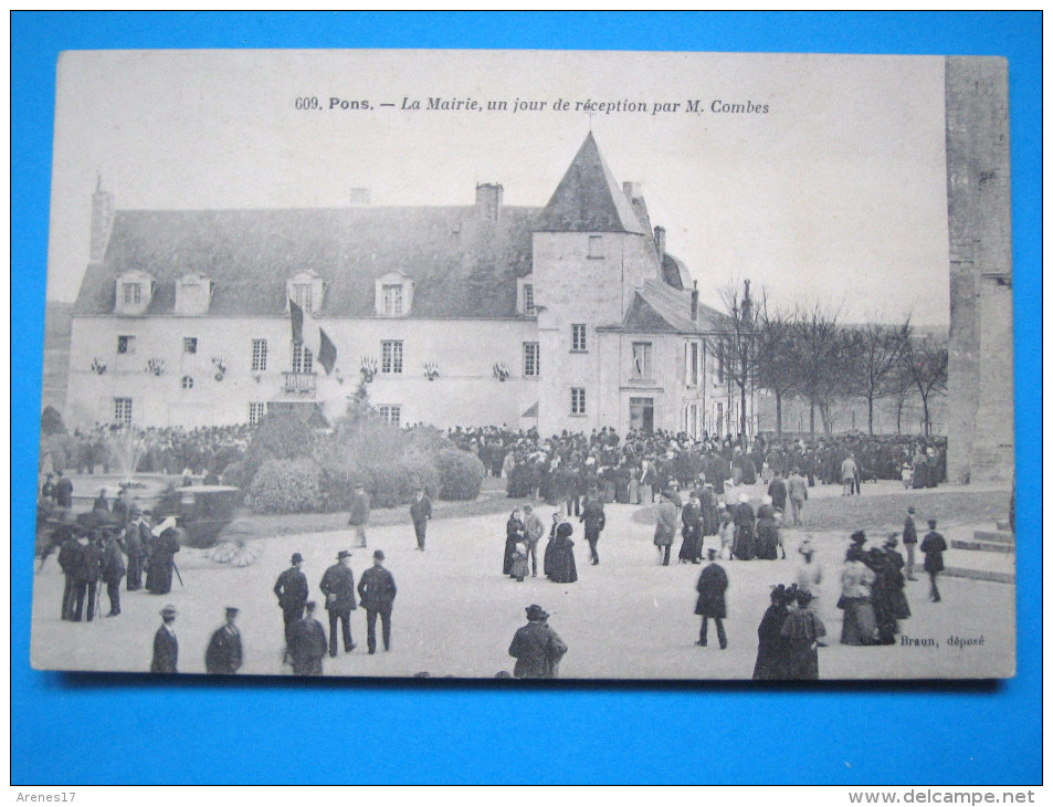 17:  PONS : La MAIRIE,UN JOUR De RECEPTION DE Mr.COMBES : C.P.A. Carte En Trés Bon état, Animée - Réceptions