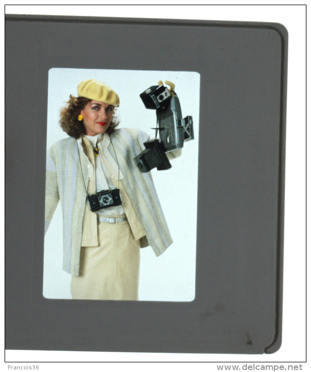 Photographie Diapositive De Laurent WIAME :  Jeune Femme Avec Des Appareils Photo Vers 1980 - Photo Publicitaire - - Album & Collezioni
