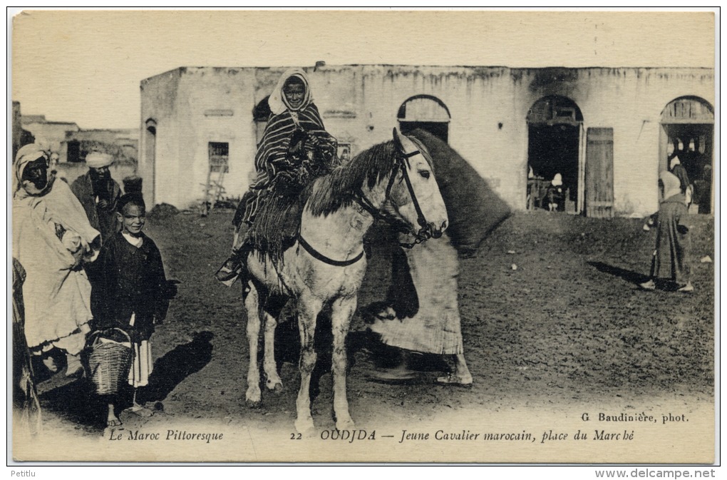 CPA Maroc - Oujda - Place Du Marcher - Jeune Cavalier Marocain - Autres & Non Classés
