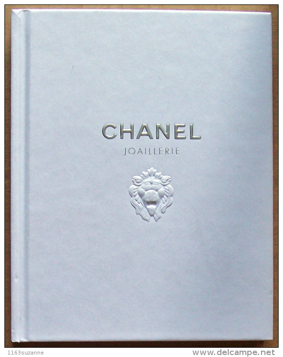 RARE Et SUPERBE Catalogue  JOAILLERIE CHANEL 2010 (couverture En Relief, Tranche Argentée) - Altri & Non Classificati