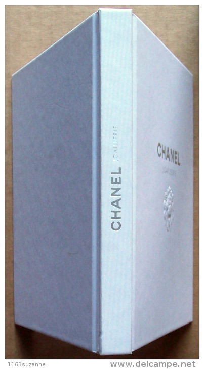 RARE Et SUPERBE Catalogue  JOAILLERIE CHANEL 2010 (couverture En Relief, Tranche Argentée) - Altri & Non Classificati