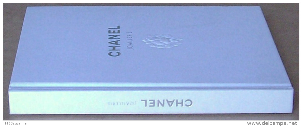 RARE Et SUPERBE Catalogue  JOAILLERIE CHANEL 2010 (couverture En Relief, Tranche Argentée) - Andere & Zonder Classificatie