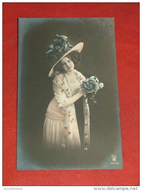 FANTAISIES - FEMMES  -  Jolie Jeune Femme Au Bouquet De Fleurs -  1911 - Carte Perlée - Vrouwen