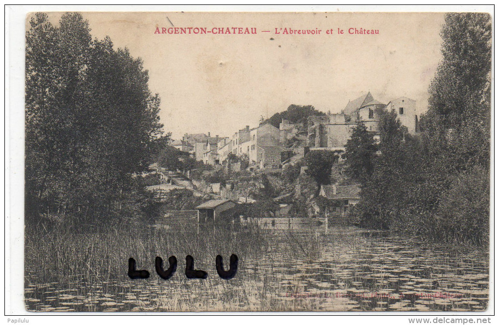 DEPT ; 79 ; Argenton-Chateau , L Abreuvoir Et Le Chateau - Argenton Chateau