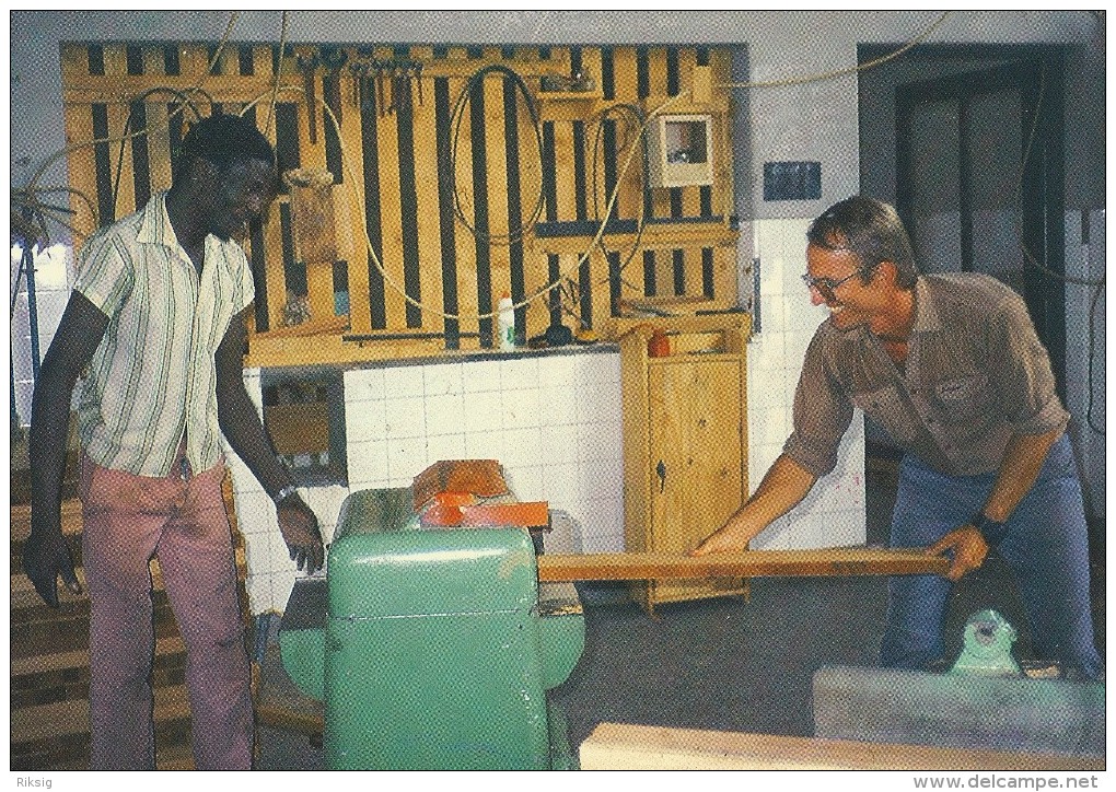 Furniture Factory In Mozambique  -  Danish Card.  B-169 - Mozambique