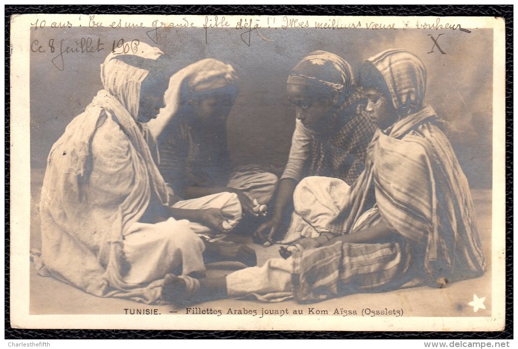 1906 CARTE PHOTO TUNESIE * FILLETTES ARABES JOUANT AU KOM AISSA ( Osselets ) * Jeu - Jouer - Autres & Non Classés