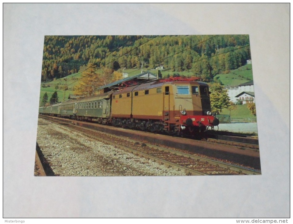 CARTOLINA - STAZIONE FERROVIARIA COLLE ISARCO CON LOCOMOTIVA FS E 636 202 LINEA BRENNERO VERONA - Bolzano